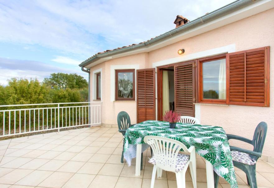 With Terrace And Private Parking Apartment Rasopasno